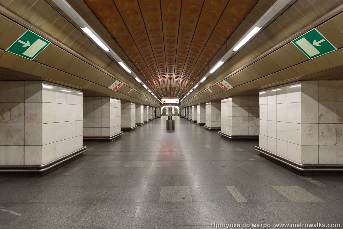 Фотография станции Hradčanská [Градча́нска] (линия A, Прага). Центральный зал станции, вид вдоль от глухого торца в сторону выхода.