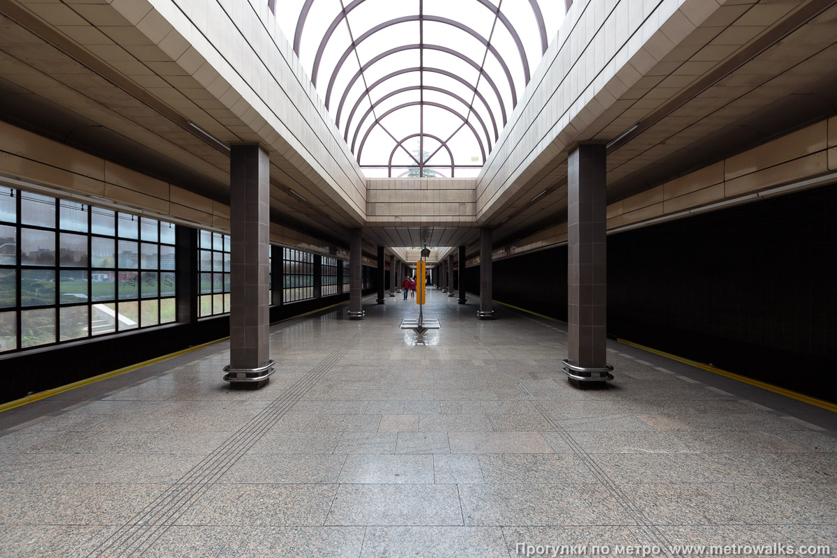 Фотография станции Hůrka [Гу́рка] (линия B, Прага). Центральный зал станции, вид вдоль от глухого торца в сторону выхода.