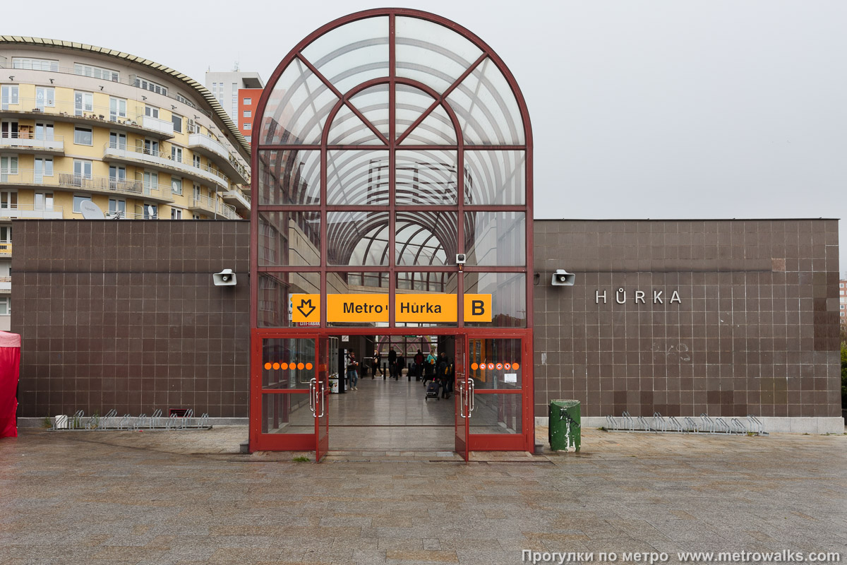 Фотография станции Hůrka [Гу́рка] (линия B, Прага). Вход в наземный вестибюль крупным планом.