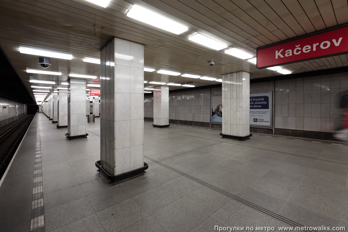 Фотография станции Kačerov [Ка́черов] (линия C, Прага). Вид с края платформы по диагонали на противоположную сторону сквозь центральный зал.
