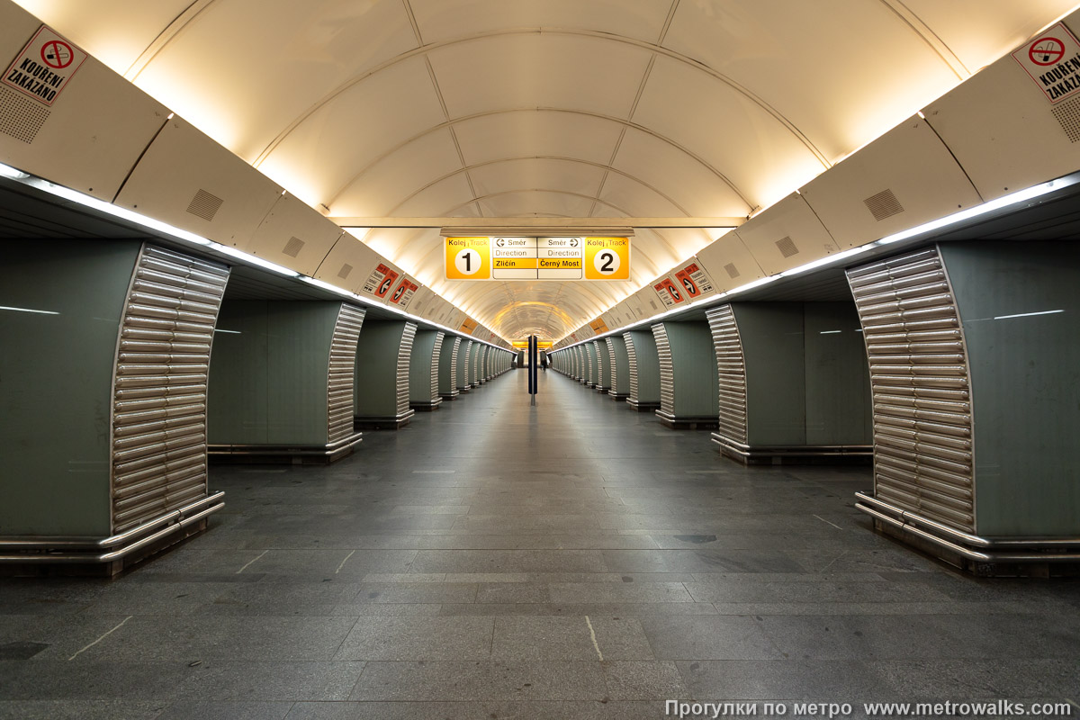 Фотография станции Karlovo náměstí [Карлово на́мести] (линия B, Прага). Продольный вид центрального зала.