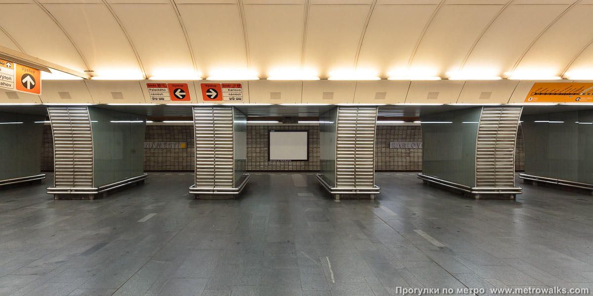 Фотография станции Karlovo náměstí [Карлово на́мести] (линия B, Прага). Поперечный вид, проходы между пилонами из центрального зала на платформу.