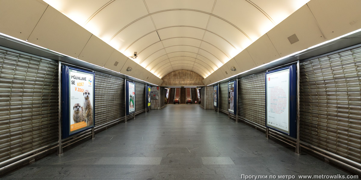 Фотография станции Karlovo náměstí [Карлово на́мести] (линия B, Прага). Переходный коридор к эскалаторам. Выход со станции состоит из двух групп эскалаторов, соединённых небольшим коридором.