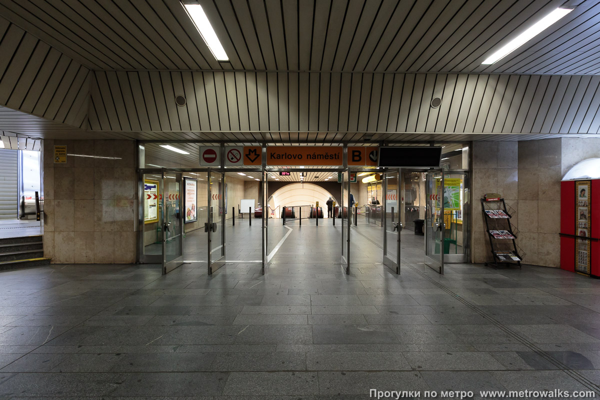 Фотография станции Karlovo náměstí [Карлово на́мести] (линия B, Прага). Вход в вестибюль станции из подземного перехода.