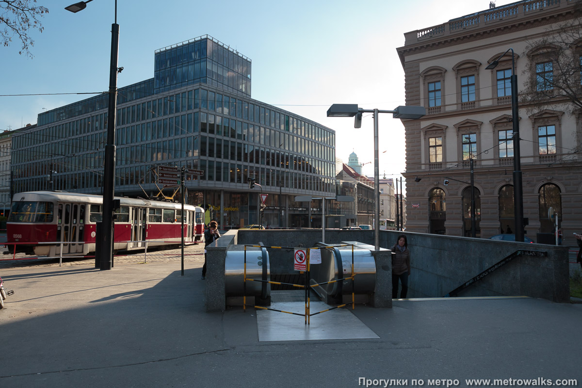 Фотография станции Karlovo náměstí [Карлово на́мести] (линия B, Прага). Вход на станцию осуществляется через подземный переход. Вид с Карловой площади.
