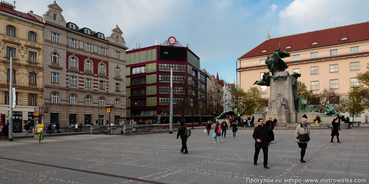 Фотография станции Karlovo náměstí [Карлово на́мести] (линия B, Прага). Общий вид окрестностей станции. Второй вход на станцию — на площади Палацкого.