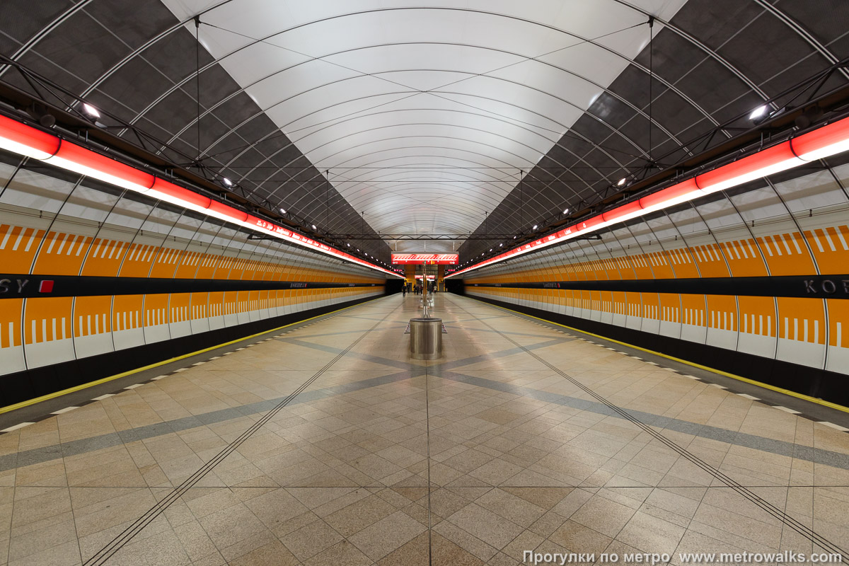 Фотография станции Kobylisy [Кобы́лисы] (линия C, Прага). Продольный вид по оси станции.
