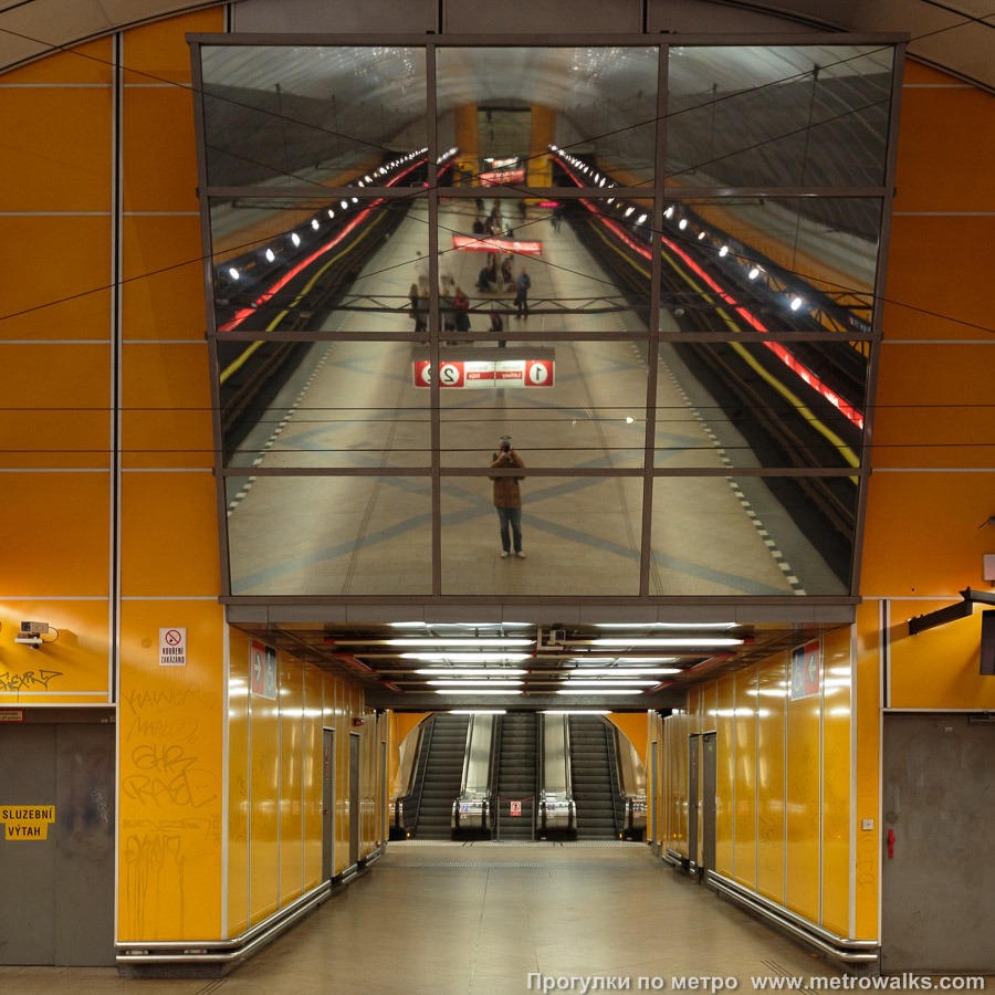 Фотография станции Kobylisy [Кобы́лисы] (линия C, Прага). Выход в город, эскалаторы начинаются прямо с уровня платформы. Над обоими выходами установлены гигантские панорамные зеркала.