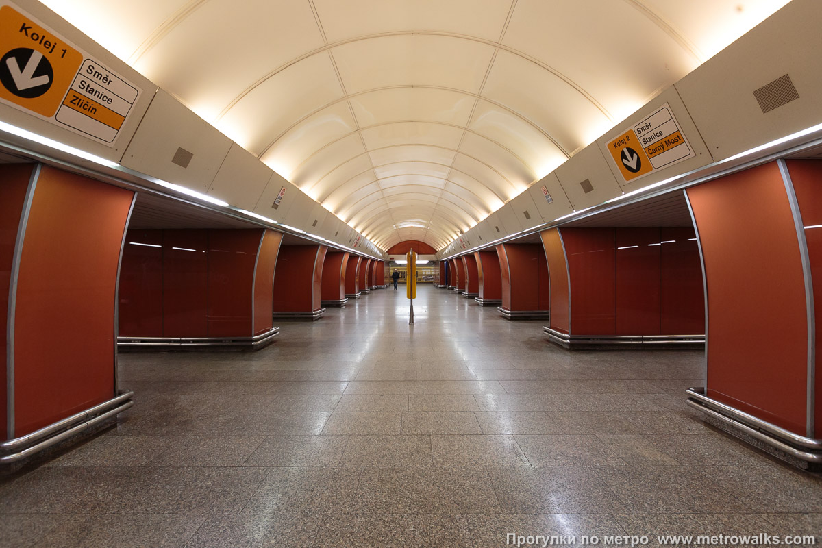 Фотография станции Křižíkova [Кршижи́кова] (линия B, Прага). Центральный зал станции, вид вдоль от глухого торца в сторону выхода.
