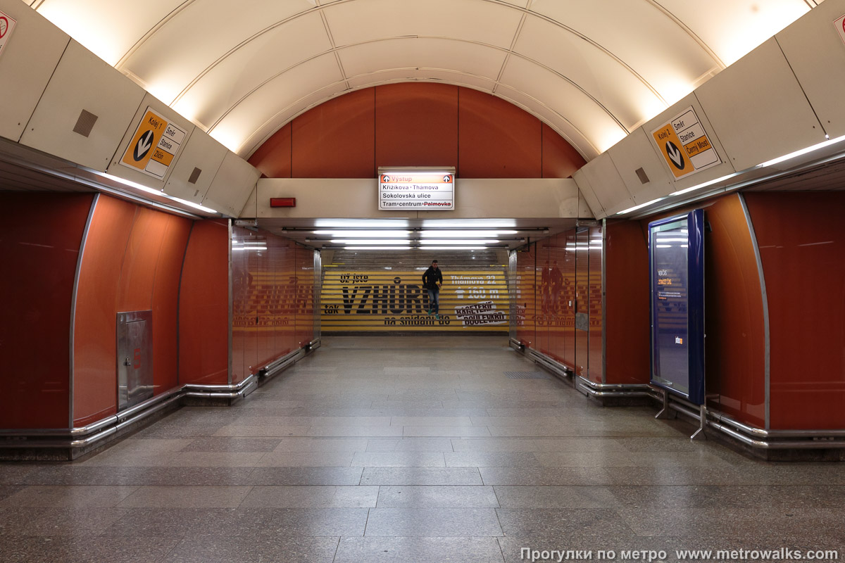 Фотография станции Křižíkova [Кршижи́кова] (линия B, Прага). Выход в город, лестница из центрального зала станции в переходный коридор к эскалаторам.
