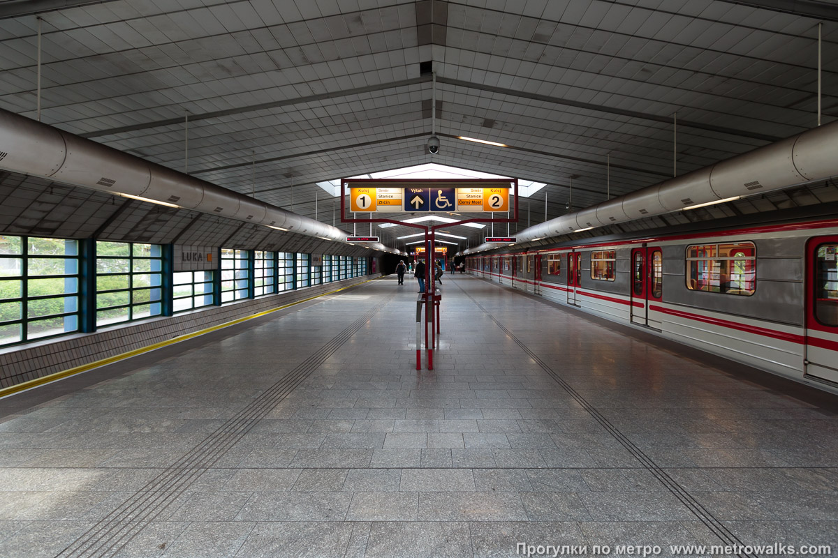Фотография станции Luka [Лука] (линия B, Прага). Общий вид по оси станции от глухого торца в сторону выхода. Для разнообразия — с поездом.