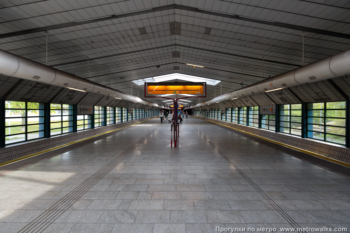 Фотография станции Luka [Лука] (линия B, Прага). Общий вид по оси станции от глухого торца в сторону выхода.