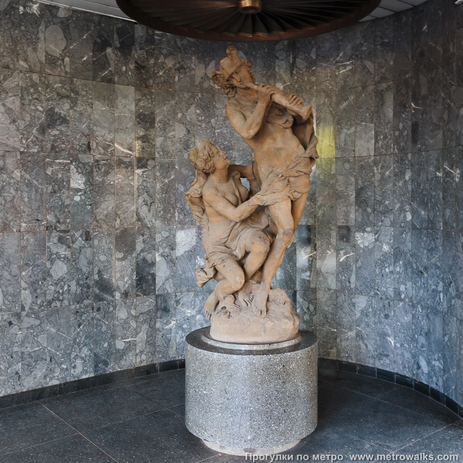 Фотография станции Malostranská [Ма́лостра́нска] (линия A, Прага). Скульптура в вестибюле. Статуя Венеры и Меркурия в наземном вестибюле (скульптор — Антонин Браун).