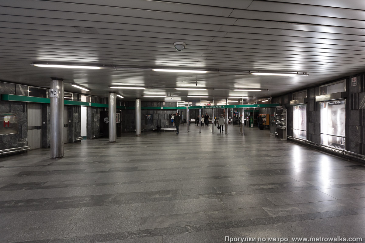 Фотография станции Malostranská [Ма́лостра́нска] (линия A, Прага). Внутри вестибюля станции, общий вид. Подземный вестибюль просторнее наземного.