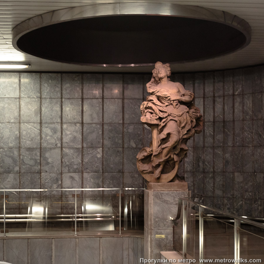 Фотография станции Malostranská [Ма́лостра́нска] (линия A, Прага). Скульптура в вестибюле. Статуя Надежды над эскалаторами в подземном вестибюле (скульптор — Матьяш Бернард Браун).