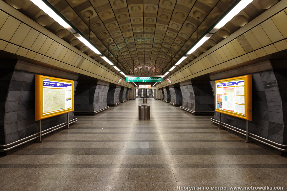 Фотография станции Malostranská [Ма́лостра́нска] (линия A, Прага). Центральный зал станции, вид вдоль от глухого торца в сторону выхода.