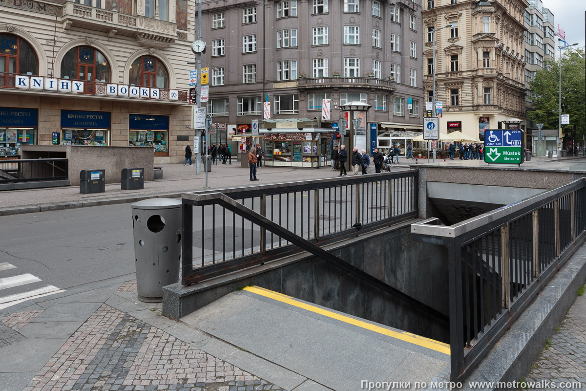 Фотография станции Můstek [Му́стэк] (линия A, Прага). Вход на станцию осуществляется через подземный переход.