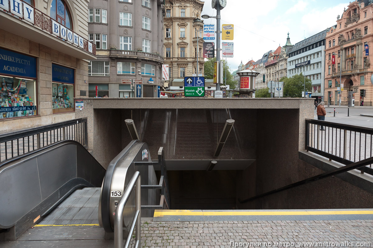 Фотография станции Můstek [Му́стэк] (линия A, Прага). Вход на станцию осуществляется через подземный переход. Некоторые спуски в подземный переход оборудованы эскалаторами.