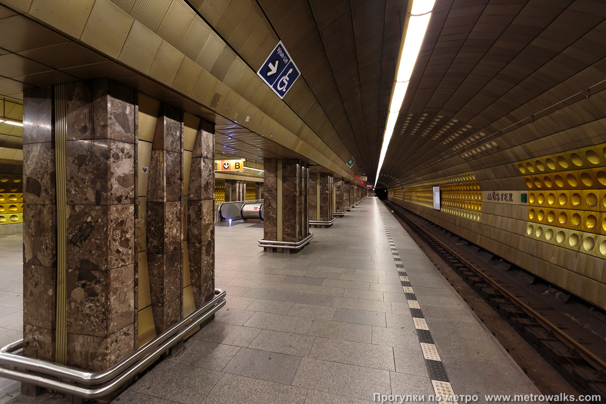 Фотография станции Můstek [Му́стэк] (линия A, Прага). Боковой зал станции и посадочная платформа, общий вид.