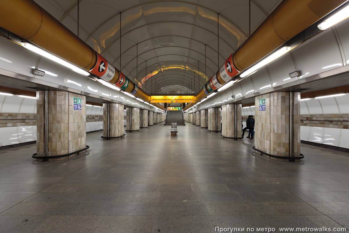 Фотография станции Můstek [Му́стэк] (линия B, Прага). Продольный вид центрального зала.