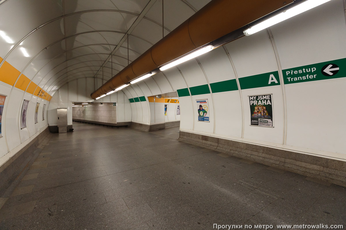 Фотография станции Můstek [Му́стэк] (линия B, Прага). Около перехода. Одно из переплетений коридоров переходов между линиями «A» и «B».
