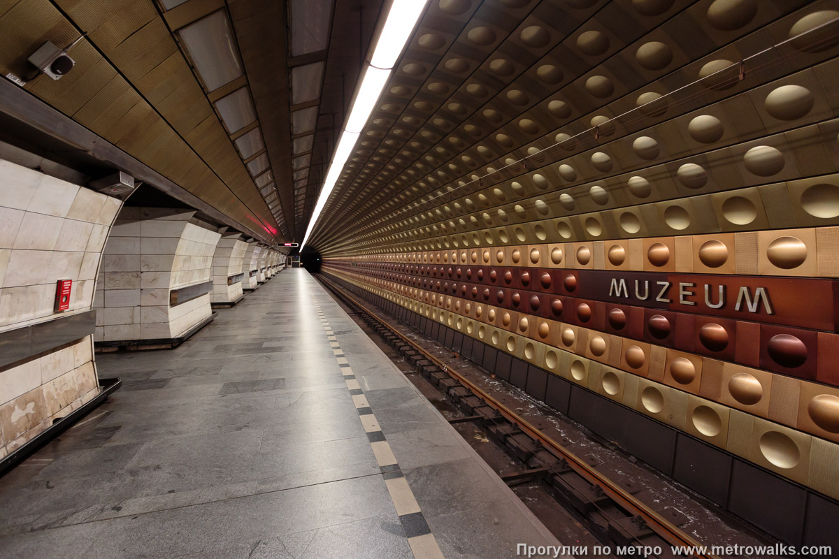 Фотография станции Muzeum [Музэ́ум] (линия A, Прага). Боковой зал станции и посадочная платформа, общий вид.