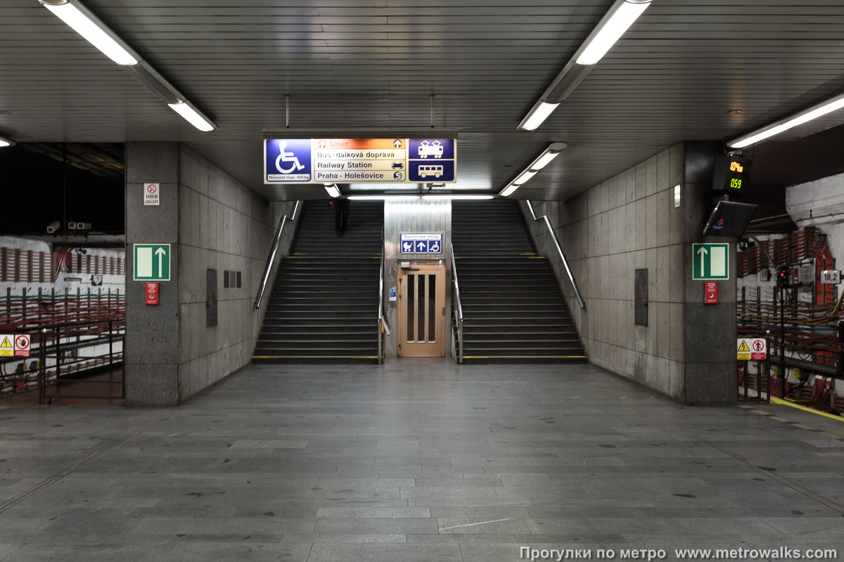 Фотография станции Nádraží Holešovice [На́дражи Голешо́вице] (линия C, Прага). Выход в город осуществляется по лестнице. Северный выход по лестнице — к железнодорожной станции.