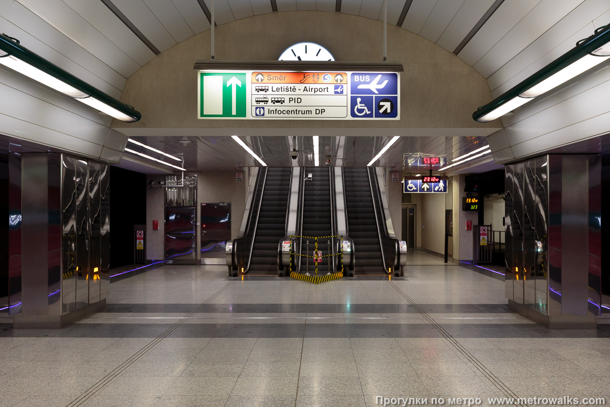 Фотография станции Nádraží Veleslavín [На́дражи Велеслави́н] (линия A, Прага). Выход в город, эскалаторы начинаются прямо с уровня платформы.