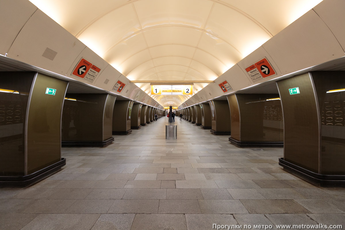 Фотография станции Náměstí Republiky [На́мести Репу́блики] (линия B, Прага). Продольный вид центрального зала.