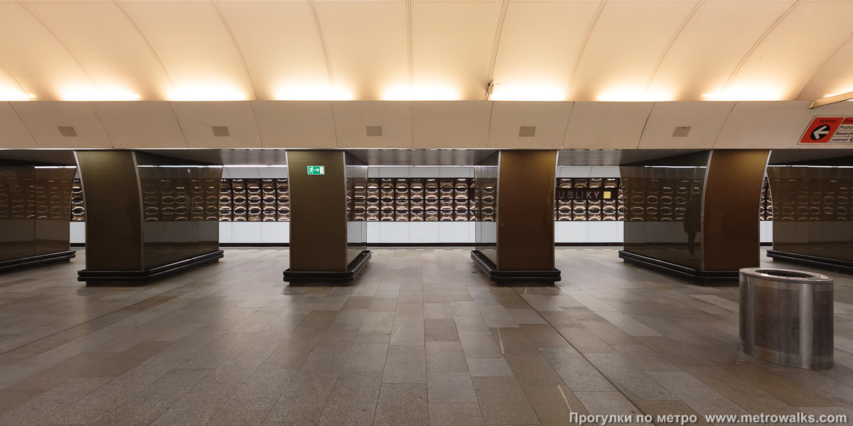 Фотография станции Náměstí Republiky [На́мести Репу́блики] (линия B, Прага). Поперечный вид, проходы между пилонами из центрального зала на платформу.