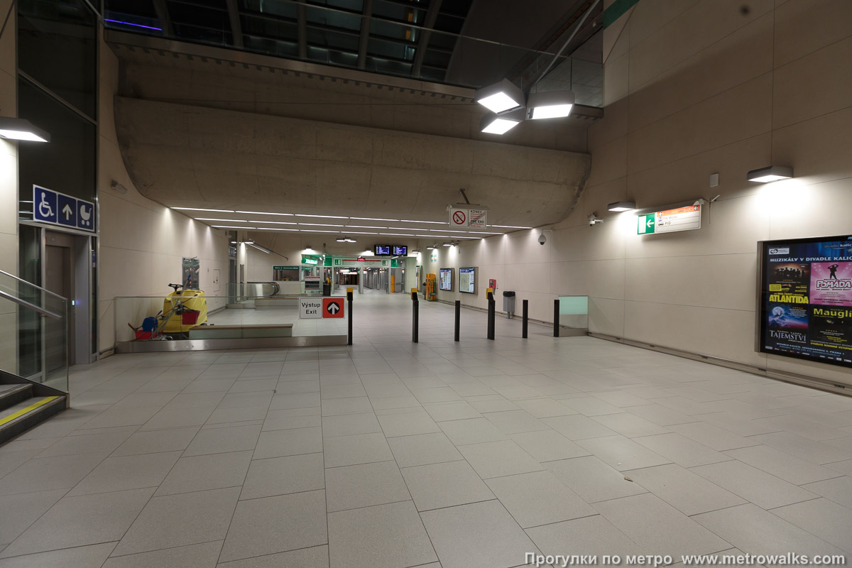 Фотография станции Nemocnice Motol [Не́моцнице Мото́л] (линия A, Прага). Внутри вестибюля станции, общий вид. Подземный вестибюль станции, через который можно пройти под путями на противоположную сторону.