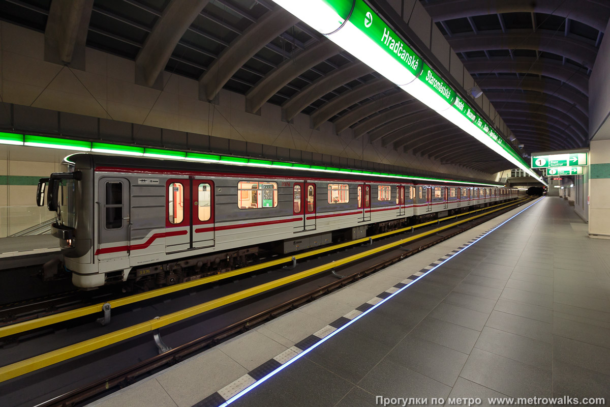 Фотография станции Nemocnice Motol [Не́моцнице Мото́л] (линия A, Прага). Вид по диагонали. Для разнообразия — с поездом.