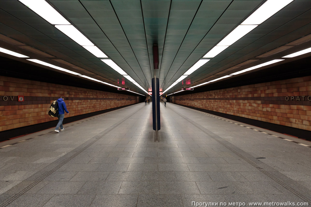Фотография станции Opatov [Опа́тов] (линия C, Прага). Общий вид по оси станции от глухого торца в сторону выхода.