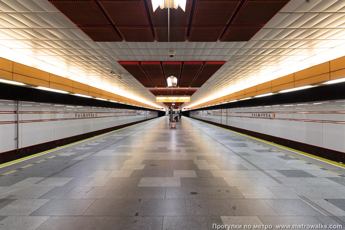 Фотография станции Palmovka [Палмовка] (линия B, Прага). Продольный вид по оси станции.