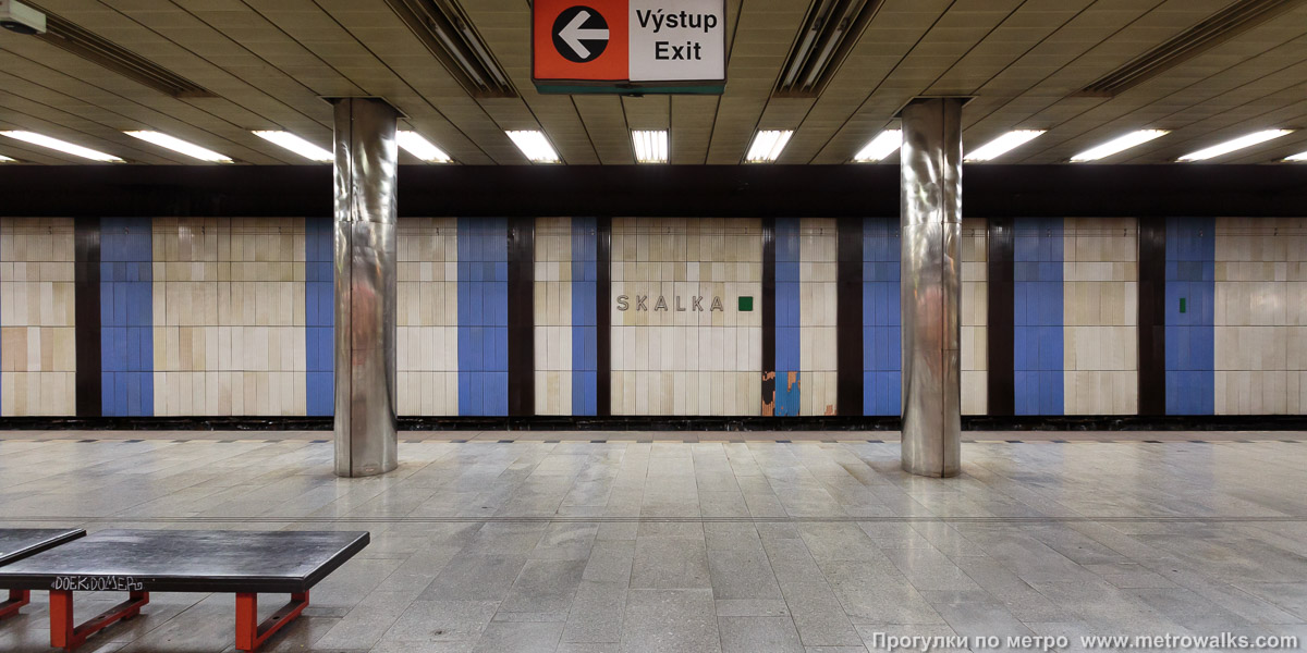 Фотография станции Skalka [Ска́лка] (линия A, Прага). Поперечный вид, проходы между колоннами из центрального зала на платформу.