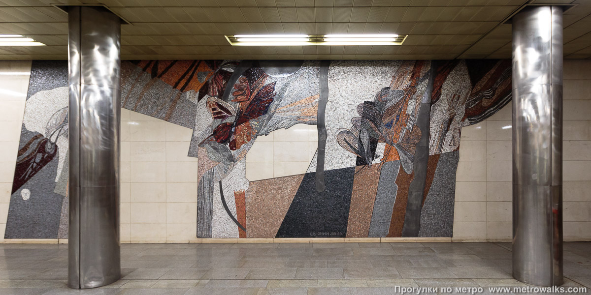 Фотография станции Skalka [Ска́лка] (линия A, Прага). Декоративное оформление вестибюля станции. Стены вестибюля украшены мозаикой художника Яна Гримма (Jan Grimm).