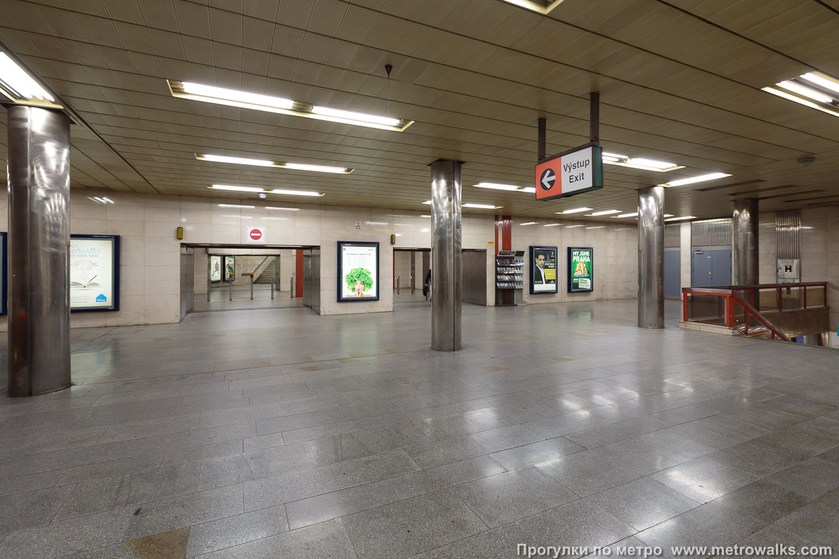 Фотография станции Skalka [Ска́лка] (линия A, Прага). Внутри вестибюля станции, общий вид. Колонны, проходящие через вестибюль, поднимаются с уровня платформы.