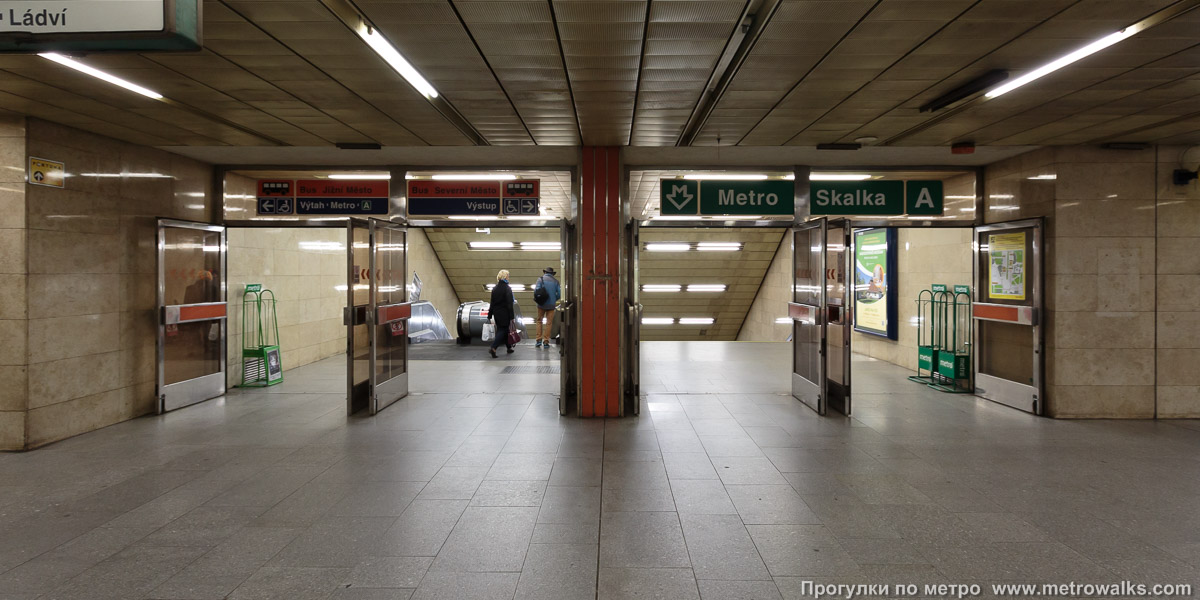 Фотография станции Skalka [Ска́лка] (линия A, Прага). Вход в вестибюль станции из подземного перехода.