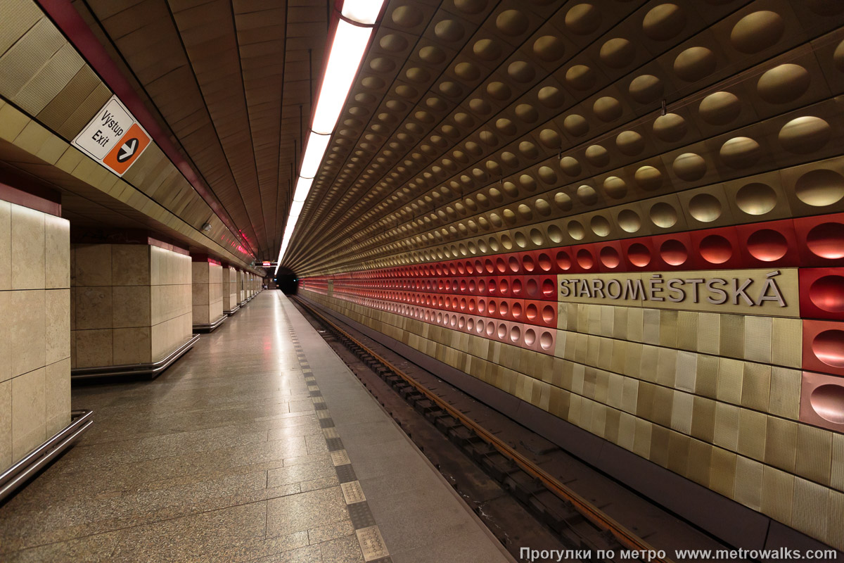 Фотография станции Staroměstská [Ста́роме́стска] (линия A, Прага). Боковой зал станции и посадочная платформа, общий вид.