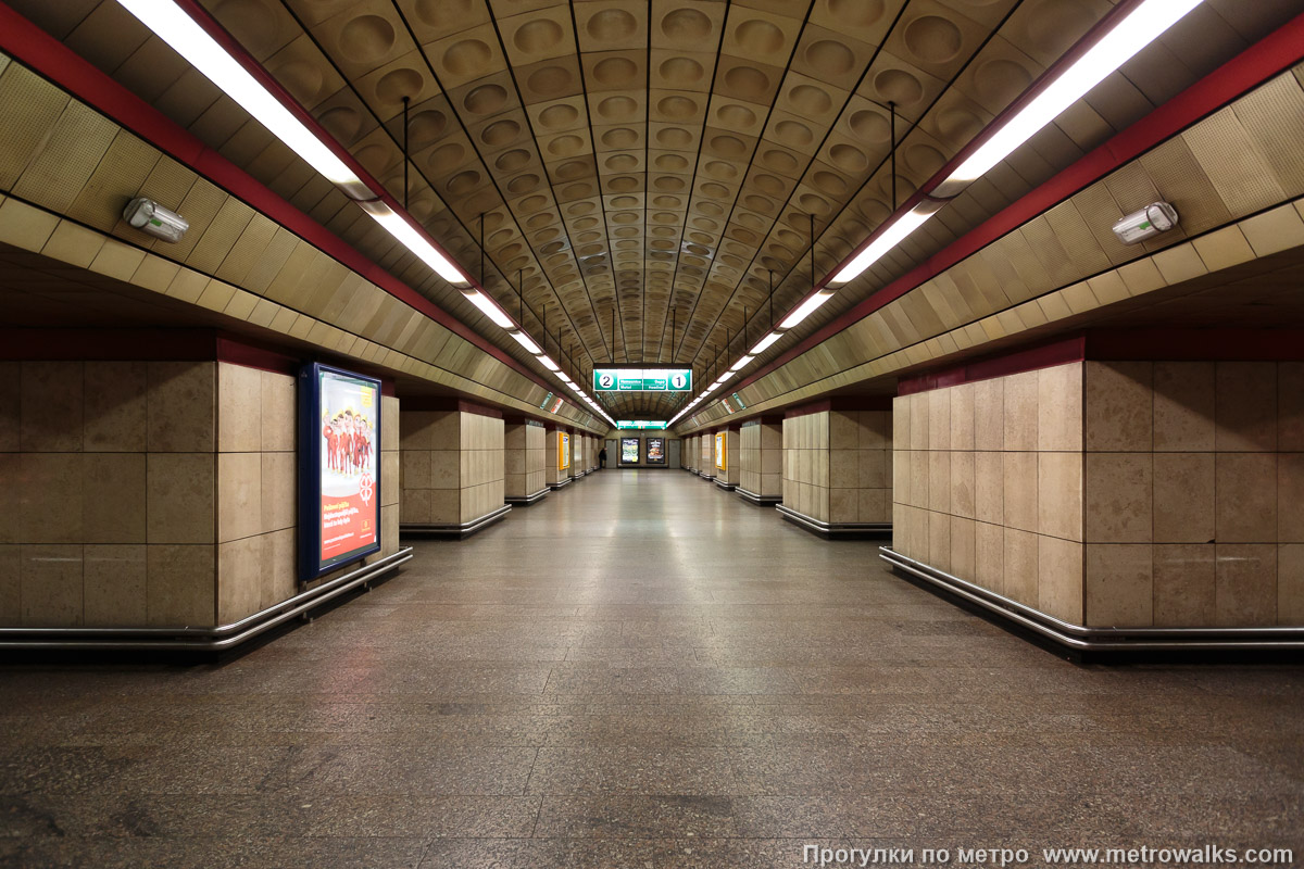 Фотография станции Staroměstská [Ста́роме́стска] (линия A, Прага). Центральный зал станции, вид вдоль от входа в сторону глухого торца.