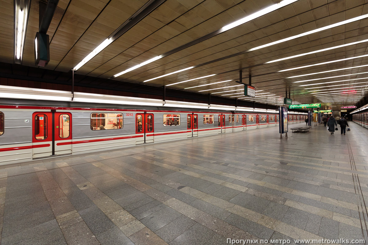 Фотография станции Strašnická [Стра́шницка] (линия A, Прага). Вид по диагонали. Для оживления картинки — с поездом.