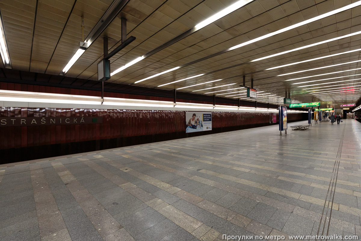 Фотография станции Strašnická [Стра́шницка] (линия A, Прага). Вид по диагонали.