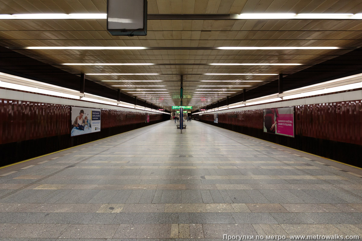 Фотография станции Strašnická [Стра́шницка] (линия A, Прага). Продольный вид по оси станции.