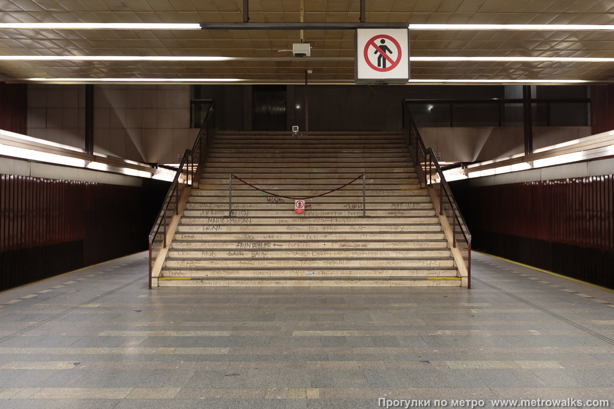 Фотография станции Strašnická [Стра́шницка] (линия A, Прага). Выход в город осуществляется по лестнице. С противоположной (западной) стороны станции — задел под дополнительный выход.