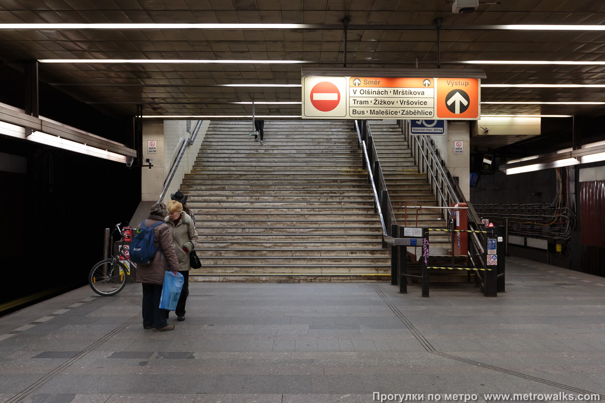 Фотография станции Strašnická [Стра́шницка] (линия A, Прага). Выход в город осуществляется по лестнице.