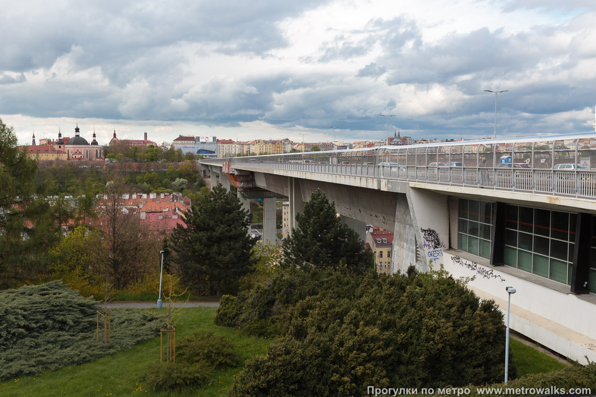 Фотография станции Vyšehrad [Вы́шеград] (линия C, Прага). Общий вид окрестностей станции. Нусельский мост, в нижнем ярусе которого проходит линия метро.