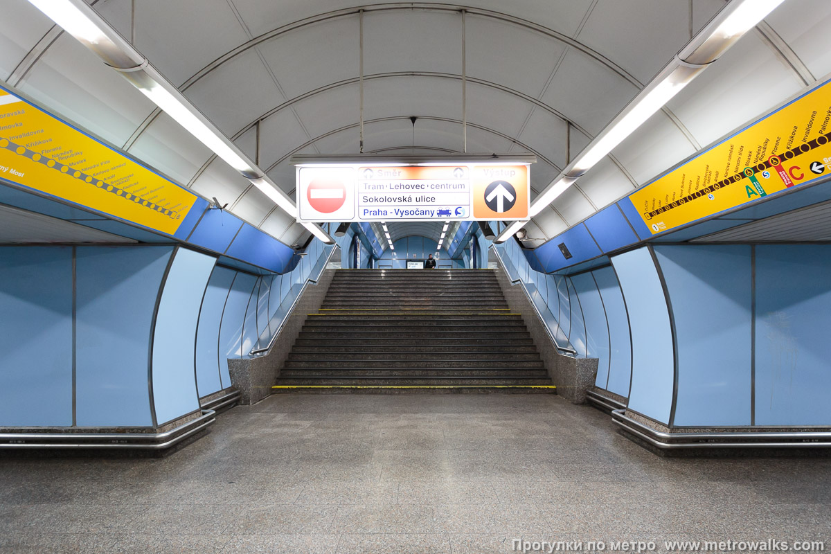Фотография станции Vysočanská [Высоча́нска] (линия B, Прага). Выход в город, лестница из центрального зала станции в переходный коридор к эскалаторам. Западный выход.
