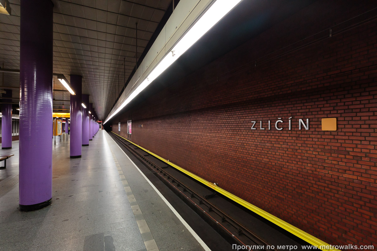 Фотография станции Zličín [Зли́чин] (линия B, Прага). Боковой зал станции и посадочная платформа, общий вид.