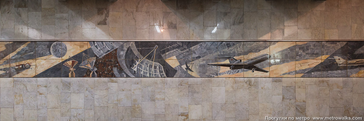 Фотография станции Безымянка (Самара). Декоративное оформление путевой стены крупным планом. Также на панно изображена и послевоенная техника.