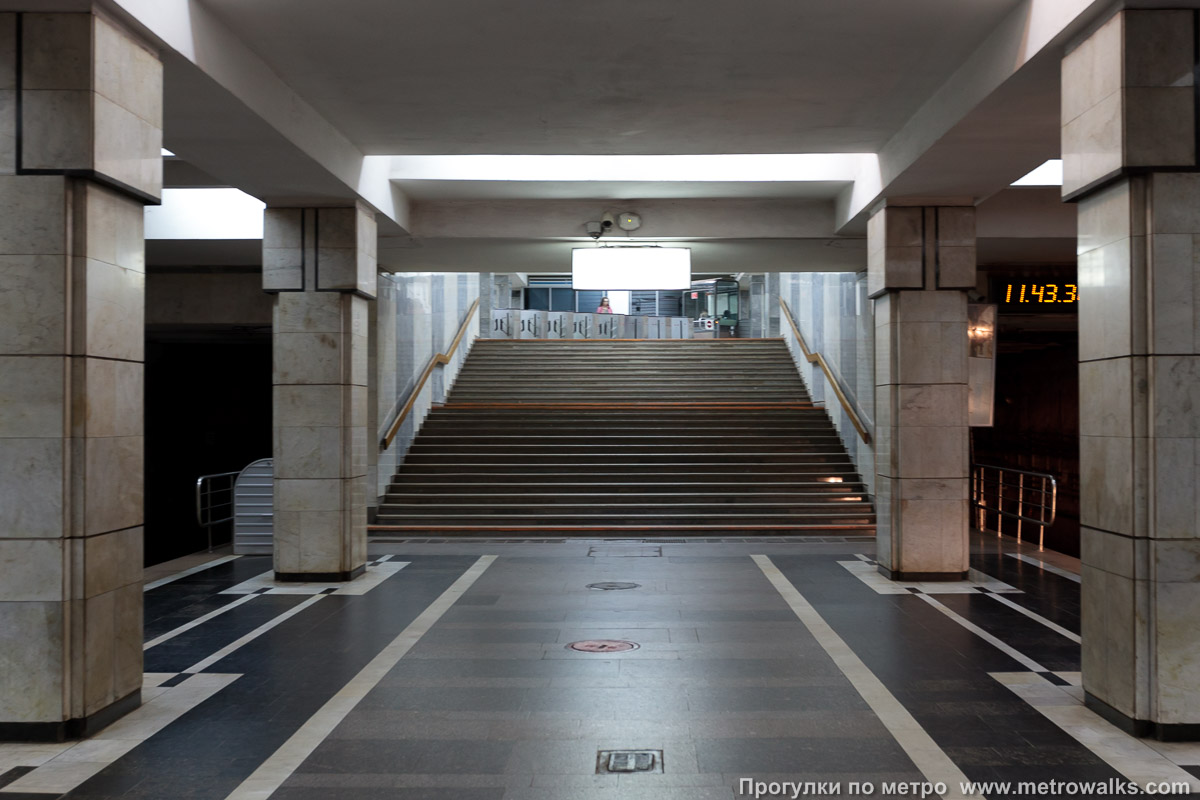 Фотография станции Безымянка (Самара). Выход в город осуществляется по лестнице.